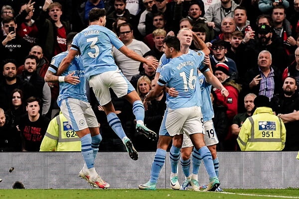 Manchester City beat Manchester United to extend superb form